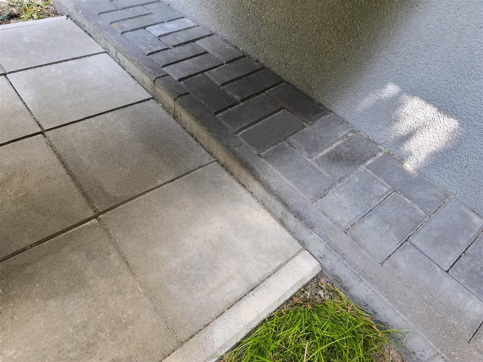 Opaska z grafitowej kostki wokół budynku