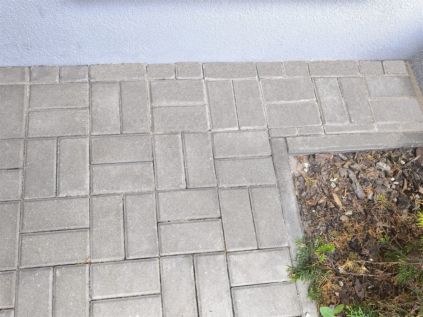 Chodnik z szarej kostki brukowej przy domu